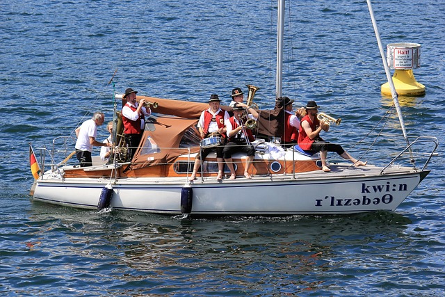 曼联2-1莱斯特城晋级足总杯16强，范尼：我们被越位时间击败.